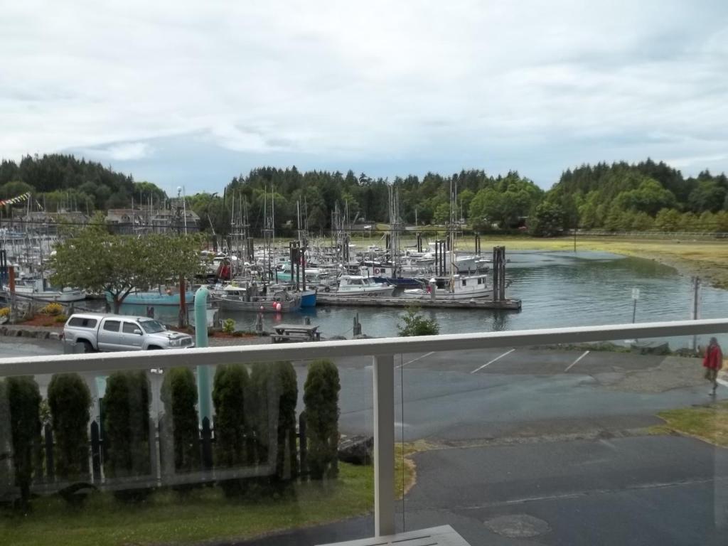 Bayshore Waterfront Inn Ucluelet Buitenkant foto